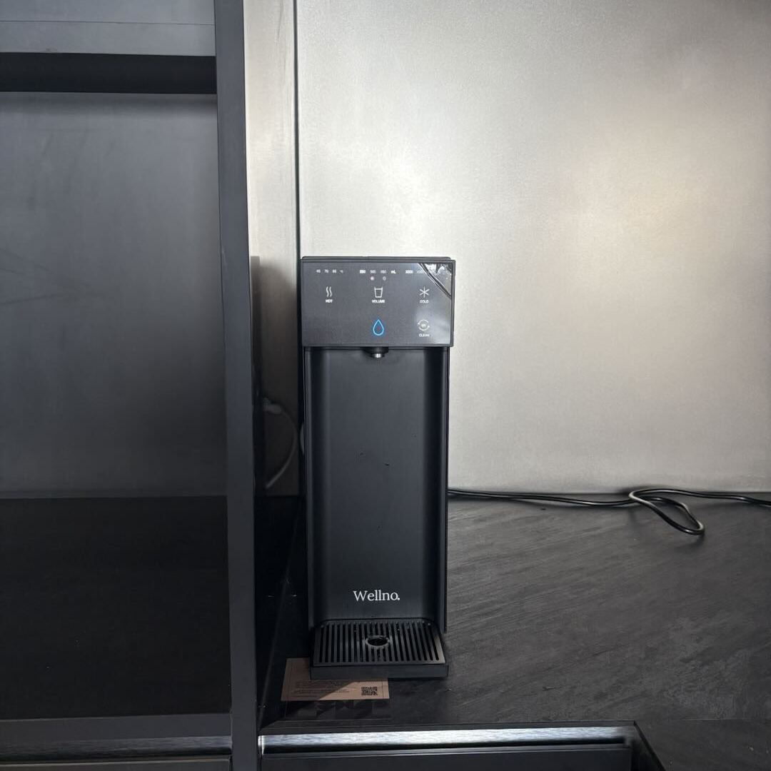 Customer photo of a black Wellno Flo in a dark kitchen
